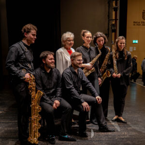 Pamiątkowe zdjęcie prowadzącej koncert, Stanisławy Grażyńskiej z zespołem.